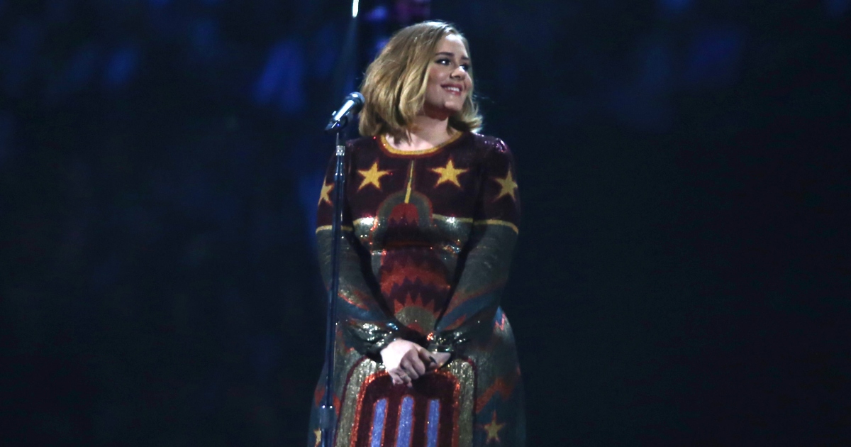 Adele é forçada a descansar a voz após problema em show de Las