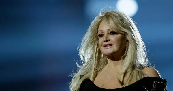 Coro canta 'Total Eclipse of the Heart' na despedida a Bonnie Tyler